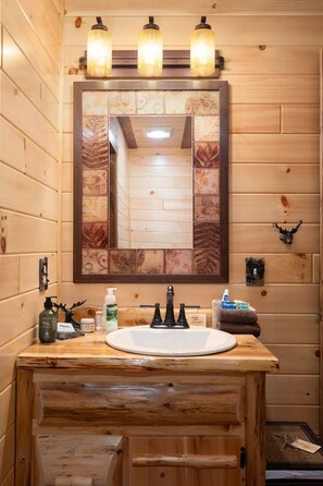 Douche, séchoir à cheveux, serviettes fournies, savon