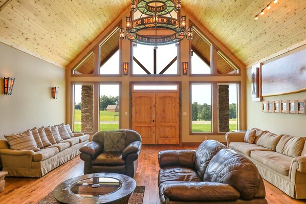 Interior - Cozy vacation home in Kings Mountain with incredible views, and tons of room. (Kings Mountain)