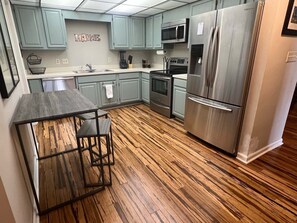 ثلاجة، ميكروويف، موقد طهي مسطح، غسالة أطباق