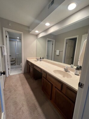 Shower, hair dryer, towels, soap - Exceptional Location & Privacy. Close to UAB, Downtown, and Major Hospitals. (Birmingham)
