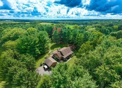 Serenity on Seven Acres - Luxurious Log Cabin