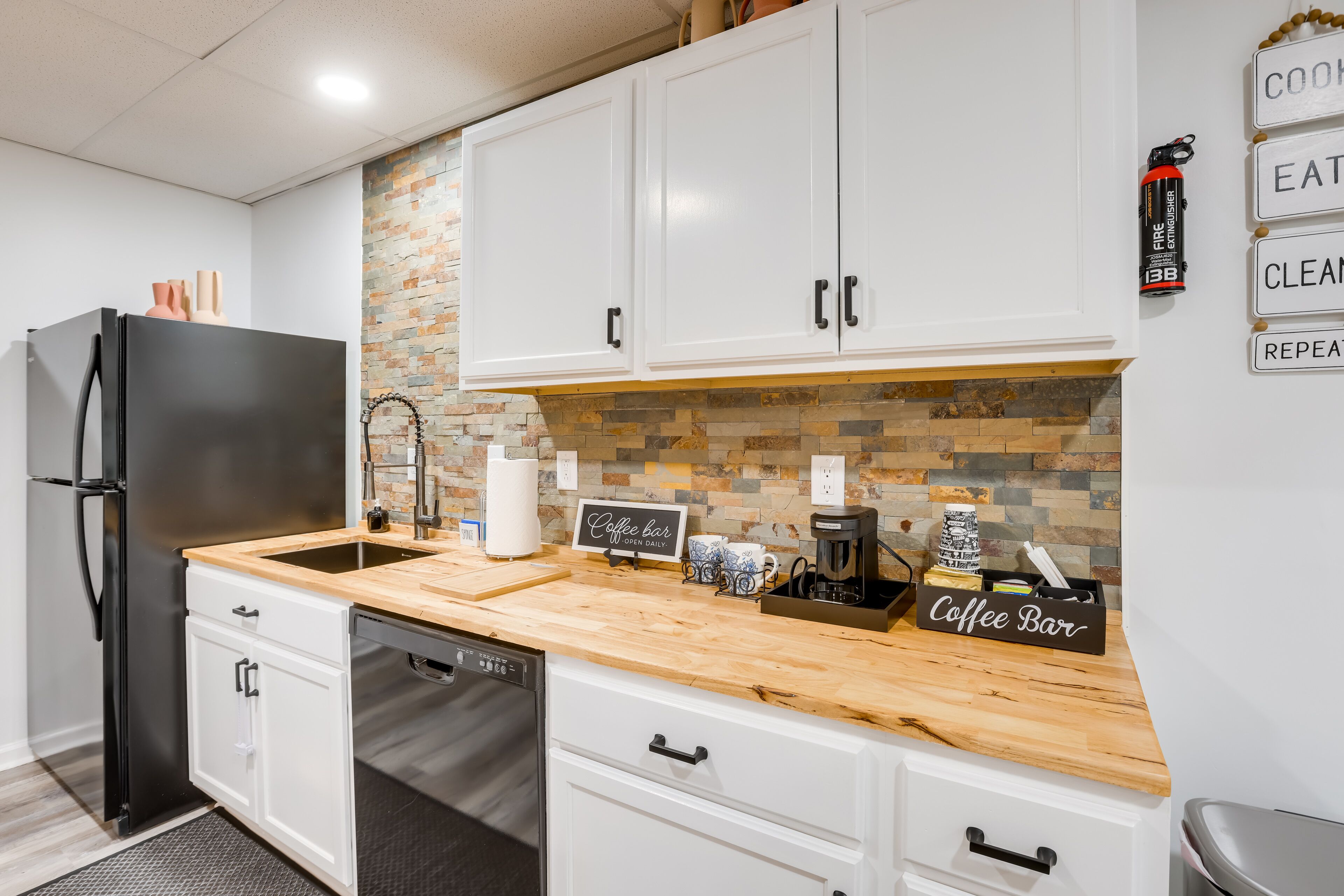 Geladeira, micro-ondas, cooktop, lava-louças