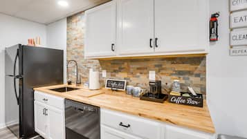 Geladeira, micro-ondas, cooktop, lava-louças