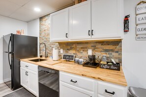 Fridge, microwave, stovetop, dishwasher - Alabama Retreat w/ Private Pond, Deck & Pool Table (Eutaw)