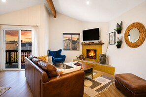 Smart TV, fireplace