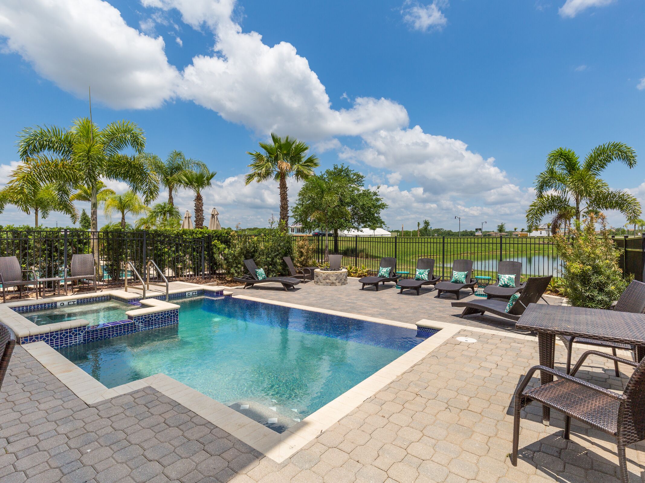 Lämmitetty uima-allas