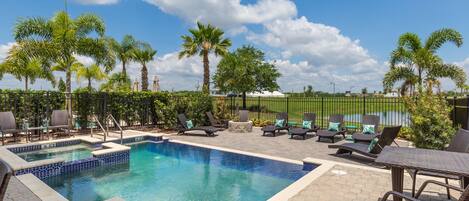 Lämmitetty uima-allas