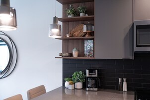 Refrigerador con freezer, microondas, horno, placa de cocina