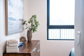 Lägenhet | 2 sovrum, individuell inredning, unika möbler och skrivbord