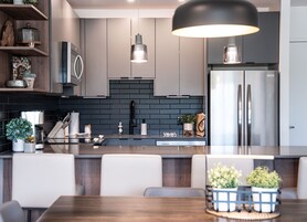 Refrigerador con freezer, microondas, horno, placa de cocina