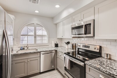 Cozy and Contemporary Tempe Condo - N Tempe location convenient to everything