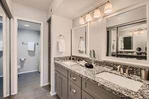 Shower, hair dryer, towels, soap - Cozy and Contemporary Tempe Condo - N Tempe location convenient to everything (Tempe)