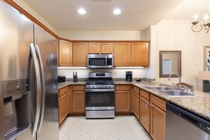 Fridge, microwave, oven, stovetop - The Golf Vista Townhome at Reunion (Kissimmee)