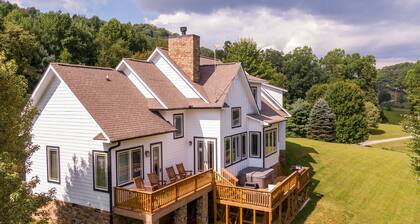 Mountain Top at Linville Falls - Stunning views, hot tub, pet friendly, near Linville Falls Winery!