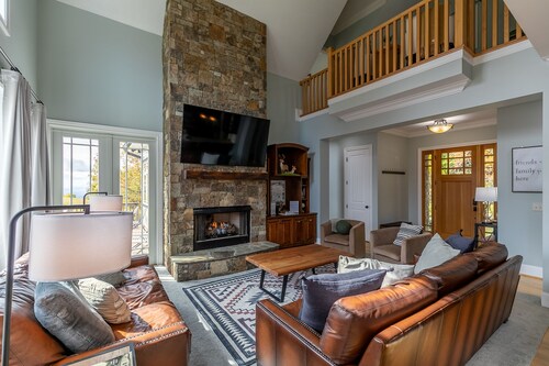 Mountain Top at Linville Falls - Stunning views, hot tub, pet friendly, near Linville Falls Winery!