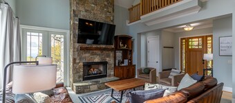 Mountain Top at Linville Falls - Stunning views, hot tub, pet friendly, near Linville Falls Winery!