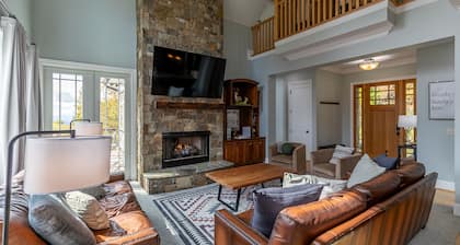 Mountain Top at Linville Falls - Stunning views, hot tub, pet friendly, near Linville Falls Winery!