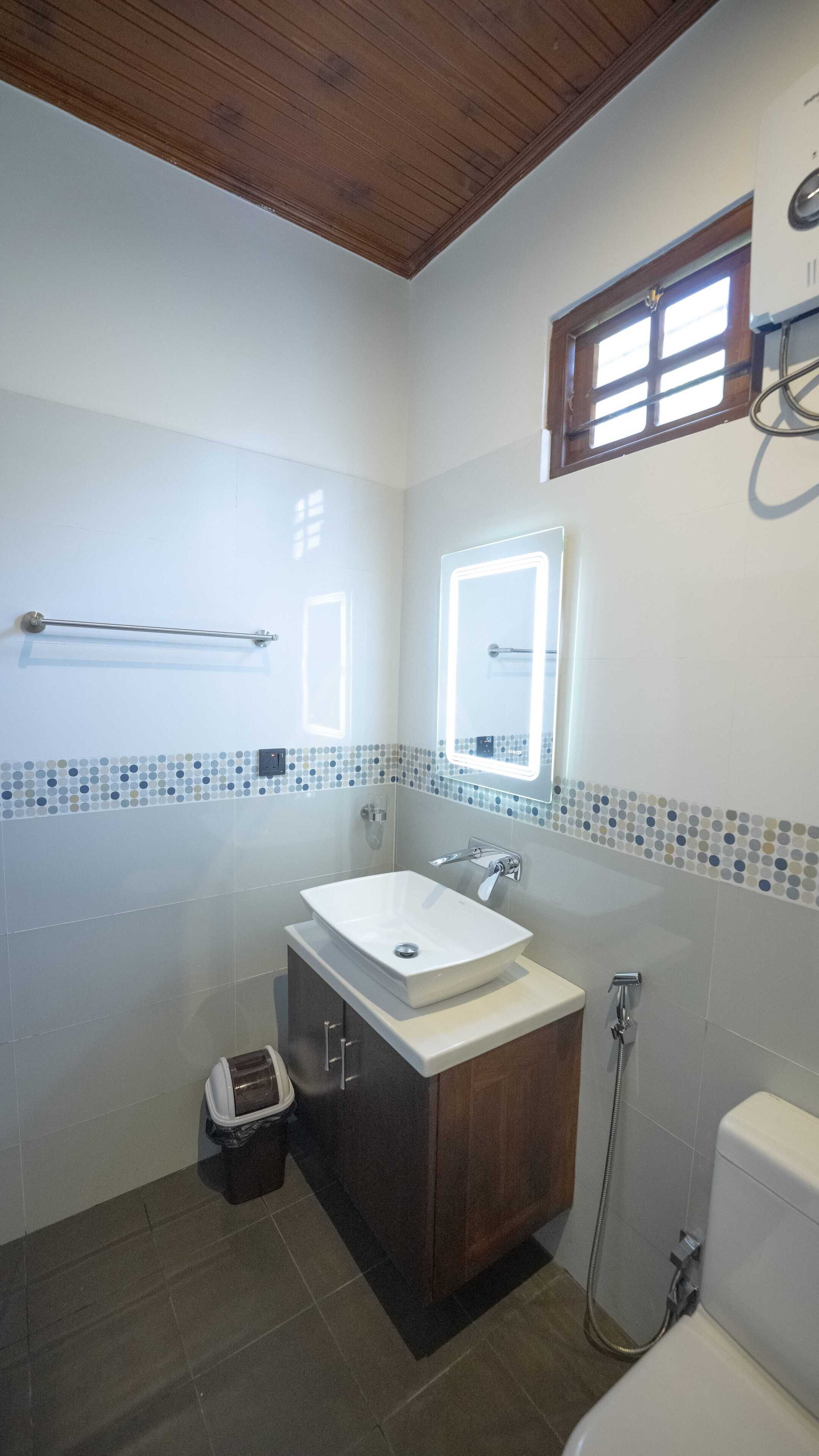 Deluxe Double Room | Bathroom | Rainfall showerhead, free toiletries, bidet, towels