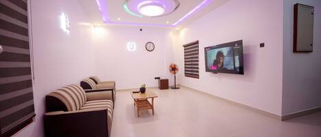 Perhehuoneisto | Oleskelualue | 40–tuumainen taulutelevisio, jossa satelliittikanavat