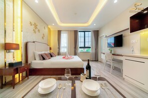 Studio, 1 King Bed with Sofa bed | Private kitchen