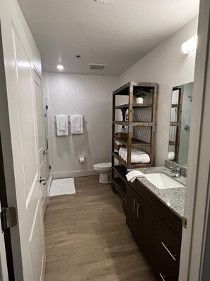 Dusj, hårføner, håndklær og såpe