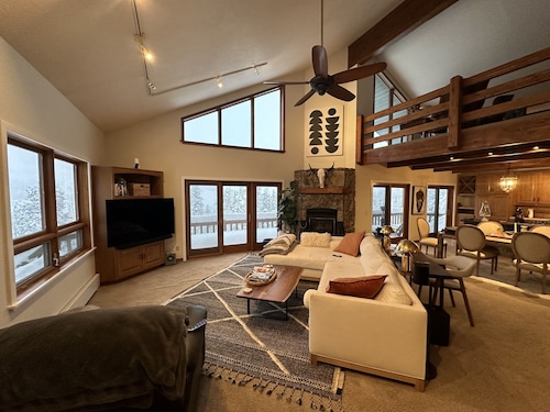 Cozy mountain retreat, views of Grand Teton, 30 minutes to JHMR and downtown.  