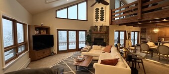 Cozy mountain retreat, views of Grand Teton, 30 minutes to JHMR and downtown.  