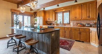 Cozy mountain retreat, views of Grand Teton, 30 minutes to JHMR and downtown.