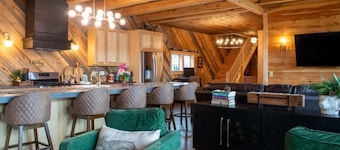 The Rangeley Retreat: Incredible Downtown Home walking distance to Main Street