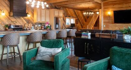 The Rangeley Retreat: Incredible Downtown Home walking distance to Main Street
