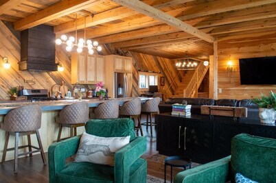 The Rangeley Retreat: Incredible Downtown Home walking distance to Main Street