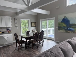 Smart TV - Spacious home, 12 miles from Nubs Nob, Harbor Springs surrounded by forest. (Alanson)