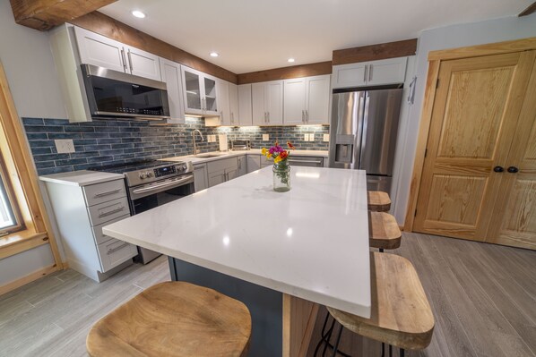 Kylskåp, mikrovågsugn och ugn