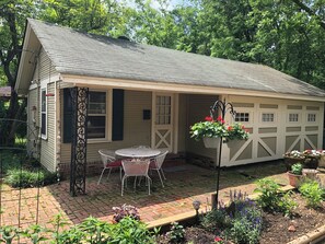 Outdoor dining - Charming!!!
A Midtown cottage in the center of it all! (Memphis)
