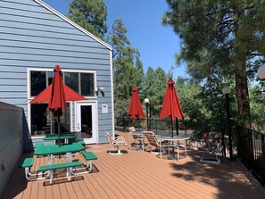 تناول الطعام بالخارج