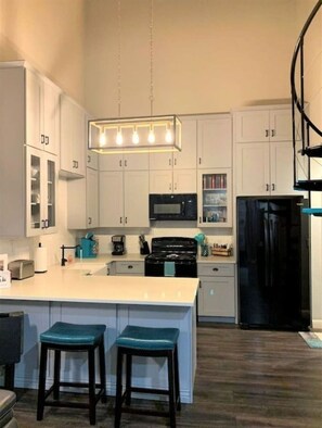 ثلاجة، ميكروويف، فرن، موقد طهي مسطح