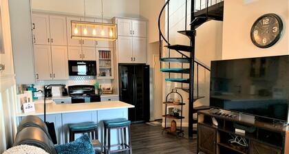 Beautiful Condo Upstairs 2BD/2BA - Travel Nurses by Hospital - W/D in unit!