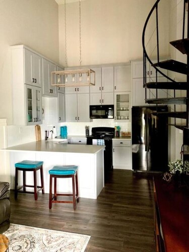 Beautiful Upstairs Condo close to Hospital