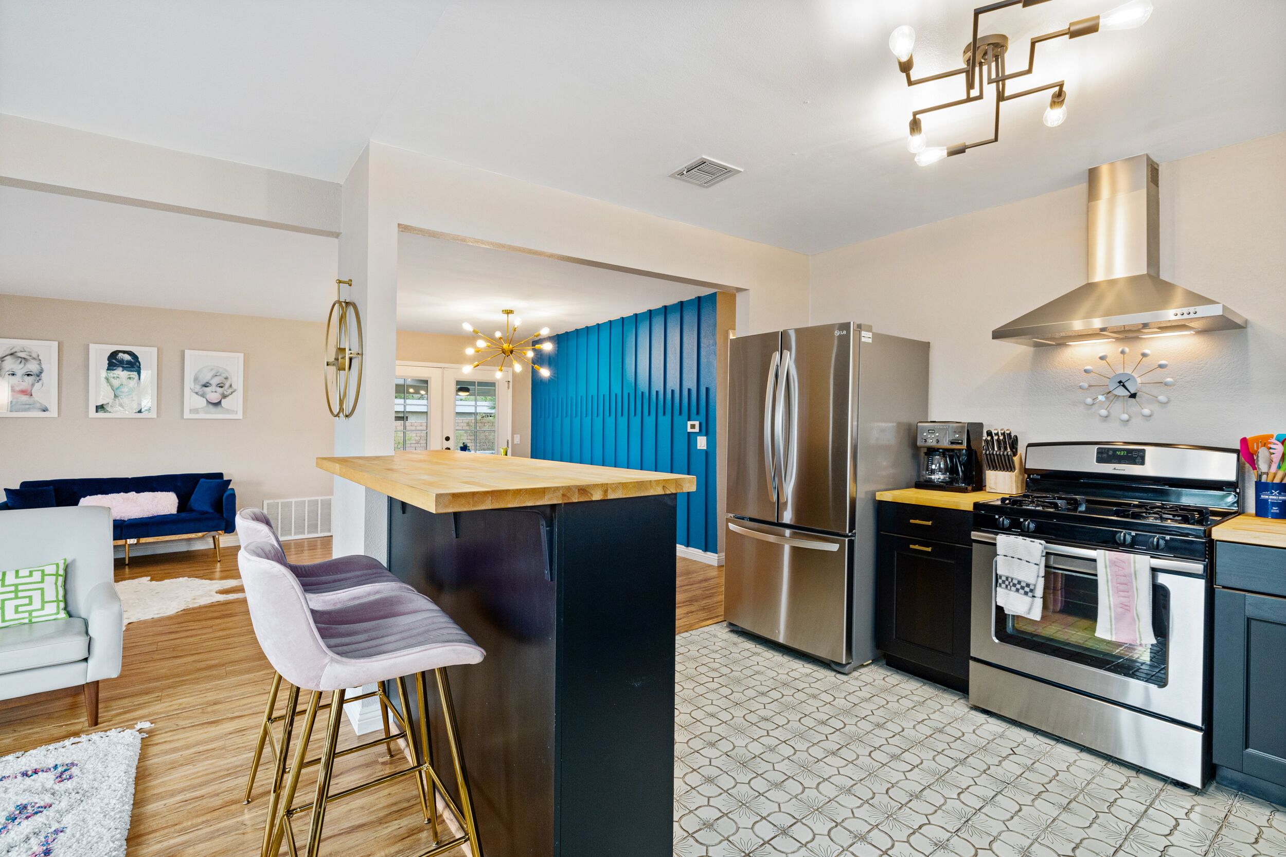 ハウス | 専用キッチン | 大型冷蔵庫、電子レンジ、オーブン、コンロ