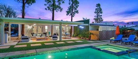 Außenpool, Sonnenschirme, Liegestühle