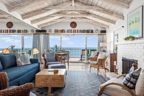 Smart TV, chimenea y estéreo 