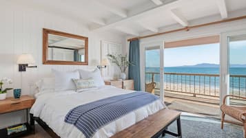 2 soverom, skrivebord, strykejern/-brett og reiseseng for barn