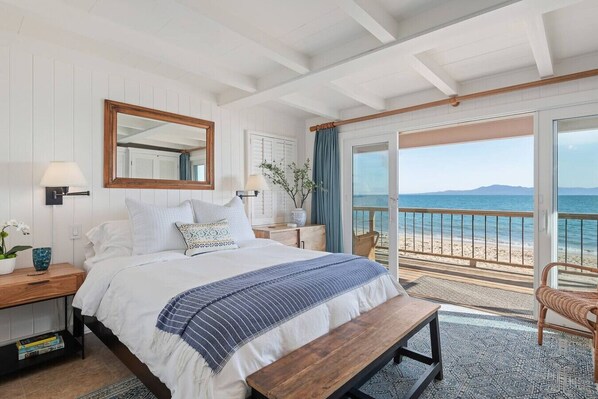 2 habitaciones, escritorio y tabla de planchar con plancha 