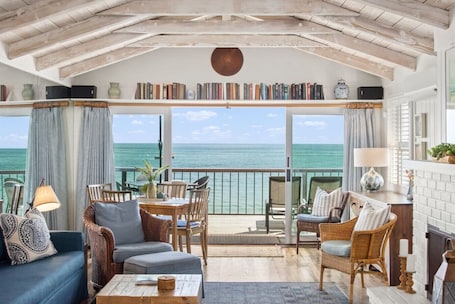 Smart TV, chimenea y estéreo . Beach Front Escape on Miramar Beach in Montecito