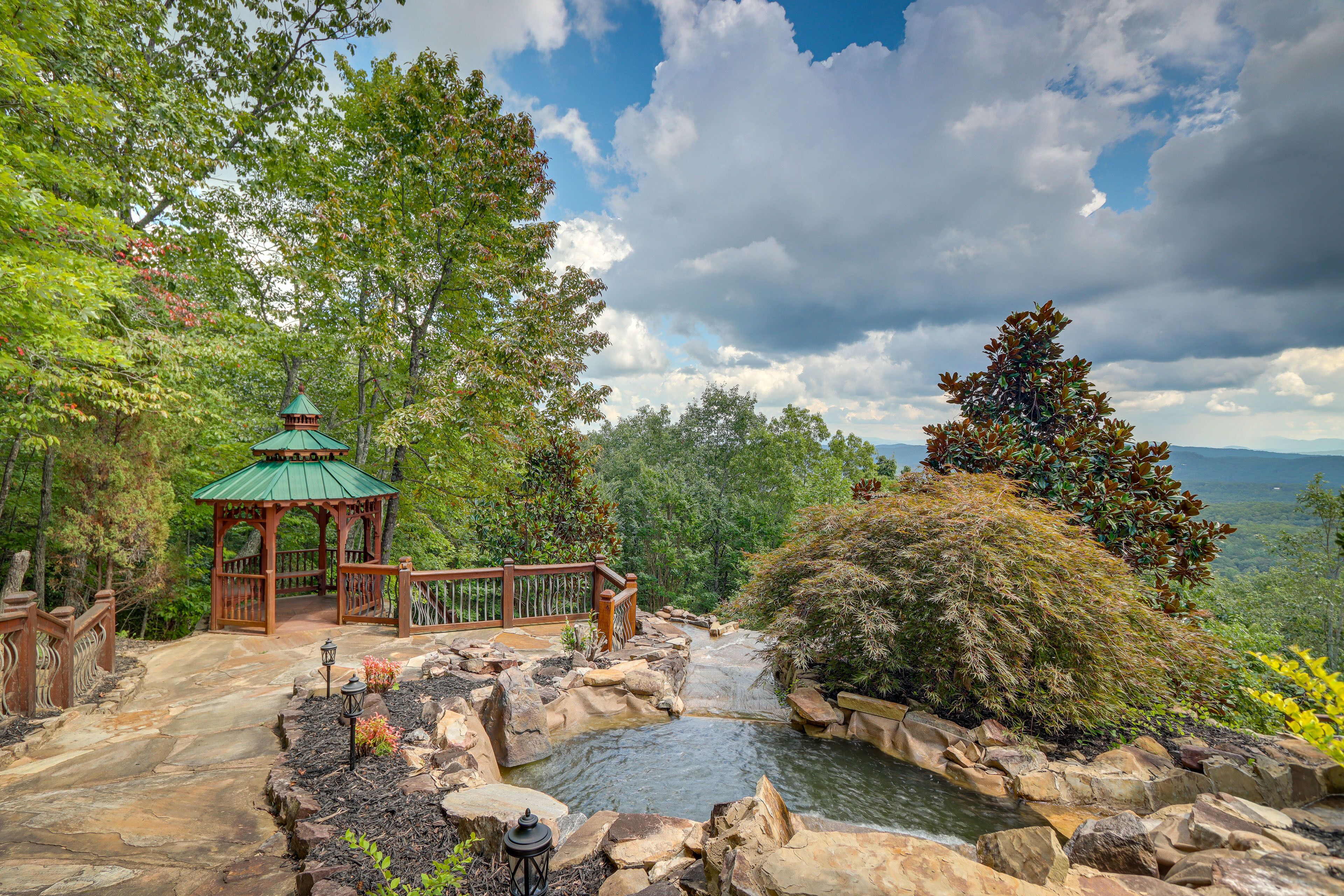Mineral Bluff Mountain Retreat w/ Stunning Views!