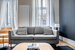 TV, stereo - Sunny Kreuzberg 1BR, nr Viktoria Park, by Blueground (Berlin)