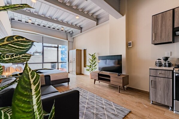 1 habitación, escritorio, tabla de planchar con plancha y cuna de viaje 