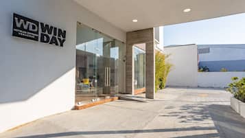 Vista frontal de la propiedad