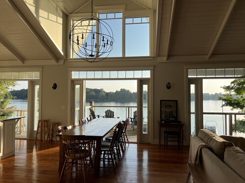 Peaceful waterfront family cottage on Lake Eugenia 