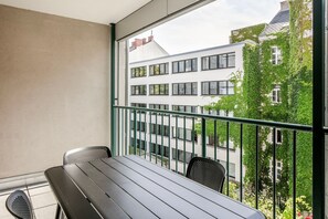Outdoor dining - Amazing Mariahilf 2BR w/ Balcony, nr Bars & Shops, by Blueground (Vienna)
